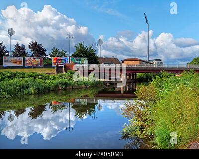 UK, Somerset, Taunton, River Tone und Somerset County Cricket Ground. Stockfoto