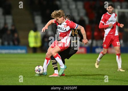 Carl Piergianni (5 Stevenage) wurde von Devante Cole (44 Barnsley) während des Spiels der Sky Bet League 1 zwischen Stevenage und Barnsley im Lamex Stadium, Stevenage am Dienstag, den 9. April 2024, herausgefordert. (Foto: Kevin Hodgson | MI News) Credit: MI News & Sport /Alamy Live News Stockfoto