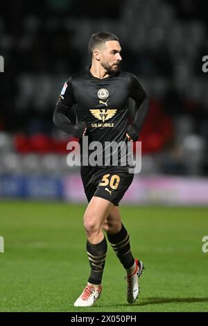 Adam Phillips (30 Barnsley) während des Spiels der Sky Bet League 1 zwischen Stevenage und Barnsley im Lamex Stadium, Stevenage am Dienstag, den 9. April 2024. (Foto: Kevin Hodgson | MI News) Credit: MI News & Sport /Alamy Live News Stockfoto