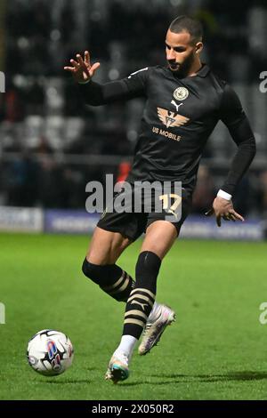 Barry Cotter (17 Barnsley) kontrolliert den Ball während des Spiels der Sky Bet League 1 zwischen Stevenage und Barnsley im Lamex Stadium, Stevenage am Dienstag, den 9. April 2024. (Foto: Kevin Hodgson | MI News) Credit: MI News & Sport /Alamy Live News Stockfoto