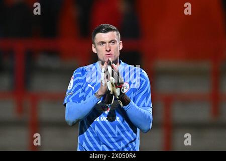 Torhüter Liam Roberts ( 1 Barnsley) während des Spiels der Sky Bet League 1 zwischen Stevenage und Barnsley im Lamex Stadium, Stevenage am Dienstag, den 9. April 2024. (Foto: Kevin Hodgson | MI News) Credit: MI News & Sport /Alamy Live News Stockfoto