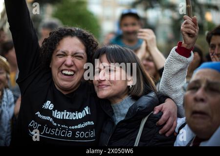 Madrid, Spanien. April 2024. Eine Frau weint, während sie eine andere während einer Demonstration umarmt, die die Regularisierung von Migranten im Land vor dem Kongress der spanischen Abgeordnetenmitglieder in Madrid fordert. Der spanische Abgeordnetenkongress stimmte der Debatte über die von fast 700.000 Unterschriften gebilligte Volksgesetzgebung zu, die außerordentliche Regularisierung von mehr als 500.000 Migranten, die unregelmäßig in Spanien leben. (Foto: Luis Soto/SOPA Images/SIPA USA) Credit: SIPA USA/Alamy Live News Stockfoto