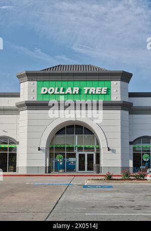 Houston, Texas USA 04-07-2024: Außenansicht des Dollar Tree Business Storefront, Parkplatz Einzelhandelsunternehmen, No People Houston TX USA. Stockfoto