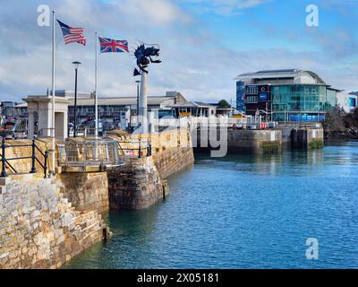 UK, Devon, Plymouth, The Barbican, Sutton Harbour, Mayflower Steps, National Marine Aquarium und Leviathan. Stockfoto