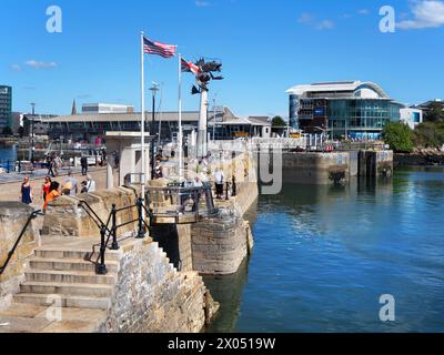 UK, Devon, Plymouth, The Barbican, Sutton Harbour, Mayflower Steps, National Marine Aquarium und Leviathan. Stockfoto