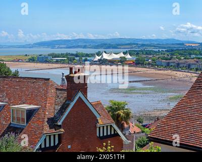 Großbritannien, Somerset, Minehead Beach und Butlins Holiday Camp mit Skyline Pavilion. Stockfoto