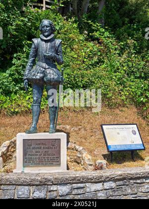 Großbritannien, Dorset, Lyme Regis, Statue von Admiral Sir George Somers in Langmoor Gardens im Sommer. Stockfoto