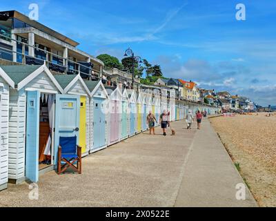 UK, Dorset, Lyme Regis, Strandhütten am Meer. Stockfoto