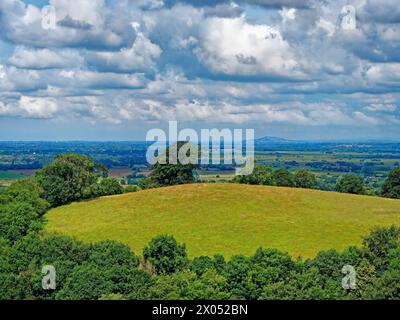 UK, Somerset, Glastonbury Tor, Blick über die Landschaft von Somerset in Richtung Brent Knoll, vom Aufstieg zum Gipfel. Stockfoto