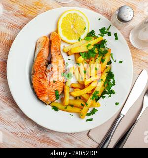 Köstlich Steak aus gebackenem Lachs mit Kartoffeln Stockfoto