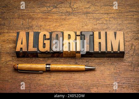 Algorithmuswort in Buchdruckholz gegen Holzhintergrund, Prozess oder Satz von Regeln, die bei Berechnungen oder anderen Problemlösungen befolgt werden müssen Stockfoto