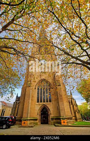 Großbritannien, West Yorkshire, Westwand der Wakefield Cathedral Stockfoto