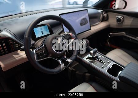 Lenkrad, Display, Innenraum, Cockpit BYD Atto 3 Elektroauto, digitales Panel, EV-Technologie in der Automobilindustrie, Fließheck chinesische Fertigung Stockfoto