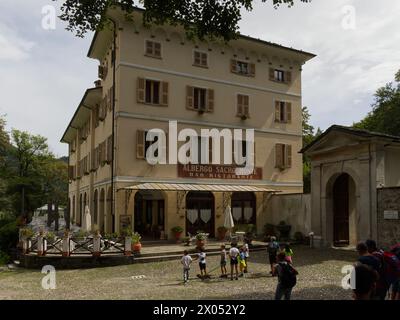 Varallo Sesia, Italien - 19. August 2022: Fassade des Restaurants Sacro Monte Stockfoto