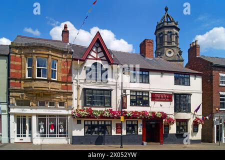 Großbritannien, West Yorkshire, Pontefract, Beastfair Vaults und St Giles Church. Stockfoto