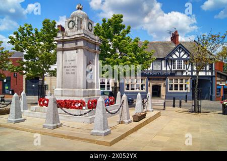 Großbritannien, West Yorkshire, Pontefract, Cornmarket, war Memorial und die Pony Tavern. Stockfoto