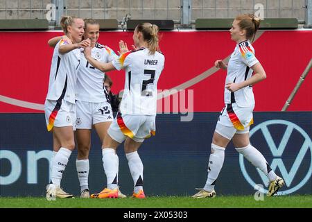 Aachen, Deutschland. April 2024. AACHEN, DEUTSCHLAND - 9. APRIL: Lea Schuller aus Deutschland feiert das erste Tor des Teams mit Klara Buhl aus Deutschland und Sarai Linder aus Deutschland beim Qualifikationsspiel zur UEFA Women's EURO 2025 zwischen Deutschland und Island am 9. April 2024 in Aachen. (Foto: Tobias Giesen/BSR Agency) Credit: BSR Agency/Alamy Live News Stockfoto