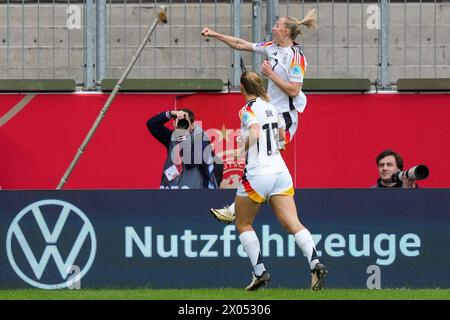 Aachen, Deutschland. April 2024. AACHEN, DEUTSCHLAND - 9. APRIL: Lea Schuller aus Deutschland feiert, nachdem er am 9. April 2024 in Aachen das erste Tor des Teams mit Klara Buhl aus Deutschland beim Qualifikationsspiel der Frauen ZUR EURO 2025 zwischen Deutschland und Island erzielte. (Foto: Tobias Giesen/BSR Agency) Credit: BSR Agency/Alamy Live News Stockfoto