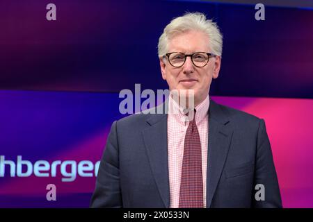 Theo Koll (ZDF), Gast bei - maischberger, politischer Talk, TV, Format, Bildsession nach der Show, Aufnahme, mit Moderatorin - Sandra Maischberger, das erste, 9. April 2024, Credit: HMB Media/Uwe Koch/Alamy Live News Stockfoto