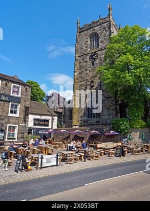 Großbritannien, North Yorkshire, Skipton, Castle Inn und Holy Trinity Church. Stockfoto