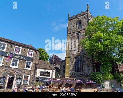 Großbritannien, North Yorkshire, Skipton, Castle Inn und Holy Trinity Church. Stockfoto