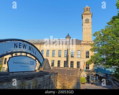 Vereinigtes Königreich, West Yorkshire, Stadt Bradford, Shipley, Saltaire, New Mill und Leeds & Liverpool Canal. Stockfoto