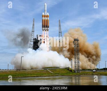 Florida, Usa 9. April 2024. Am Dienstag, den 9. April 2024, steigert die United Launch Alliance Delta IV Heavy die geheime Nutzlast NROL-70 für das National Reconnaissance Office vom Komplex 37 auf der Cape Canaveral Space Force Station Florida. Foto: Joe Marino/UPI Credit: UPI/Alamy Live News Stockfoto