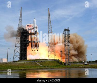 Florida, Usa 9. April 2024. Am Dienstag, den 9. April 2024, steigert die United Launch Alliance Delta IV Heavy die geheime Nutzlast NROL-70 für das National Reconnaissance Office vom Komplex 37 auf der Cape Canaveral Space Force Station Florida. Foto: Joe Marino/UPI Credit: UPI/Alamy Live News Stockfoto