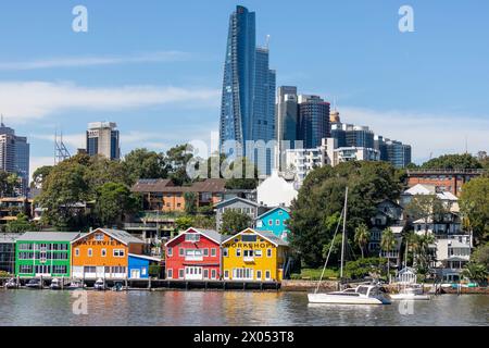 Balmain Sydney Australia, Waterview Wharf, Werkstätten in traditionellen Farben, auf Balmain Halbinsel mit Blick auf die Skyline von Sydney, NSW Stockfoto