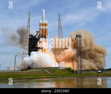 Florida, Usa 9. April 2024. Am Dienstag, den 9. April 2024, steigert die United Launch Alliance Delta IV Heavy die geheime Nutzlast NROL-70 für das National Reconnaissance Office vom Komplex 37 auf der Cape Canaveral Space Force Station Florida. Foto: Joe Marino/UPI Credit: UPI/Alamy Live News Stockfoto