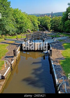 UK, West Yorkshire, Bingley, Bingley Five Rise Locks und Leeds und Liverpool Canal. Stockfoto