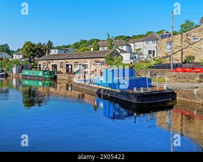 UK, West Yorkshire, Bingley, Bingley Five Rise Locks Cafe und Leeds und Liverpool Canal. Stockfoto