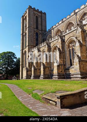 Großbritannien, North Yorkshire, Ripon Cathedral, South Fassade und West Tower. Stockfoto