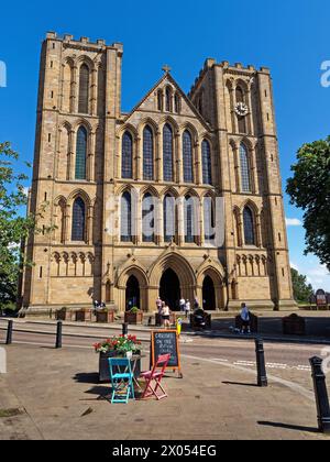 Großbritannien, North Yorkshire, Ripon Cathedral, West Towers und Fassade vom Sanctuary Way. Stockfoto