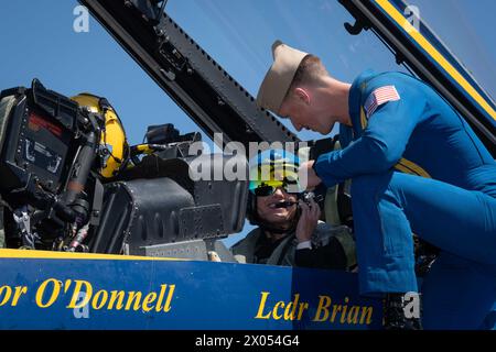 Connor O’Donnell, Pilot der Blue Angels #7, gibt dem Held Bethany Davis eine Sicherheitsunterweisung vor dem Flug auf der Maxwell Air Force Base, Ala, 3. April 2024. Davis, der ausgewählte Medienvertreter, ist On-Air-Talent bei der WSFA-NBC (Montgomery). Sie wurde von den Blue Angels für einen Flug an Bord einer F/A-18 Super Hornet im Vorfeld der Maxwell Beyond the Horizon Air and Space Show 2024 ausgewählt. (Foto der U.S. Air Force von Melanie Rodgers Cox) Stockfoto