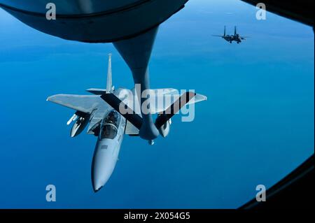 Ein F-15C Eagle, der dem 53. Flügel zugeordnet ist, nähert sich einem KC-135 Stratotanker, der dem 97. Air Mobility Wing zugewiesen ist, um während einer großen Truppenübung für die 19. AF Warhammer Rally am 04. April 2024 über den Himmel Floridas betankt zu werden. Diese LFE integrierte Flugzeuge der 4. Und 5. Generation, während sie gemeinsam Luftbetankungs- und Defensiveinsätze gegen die Luft durchführten. (Foto der U.S. Air Force von Airman 1st Class Abigail Duell) Stockfoto