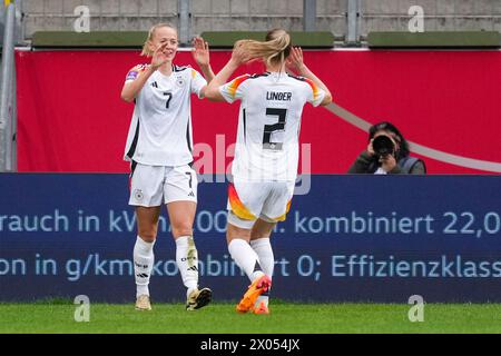 Aachen, Deutschland. April 2024. AACHEN, DEUTSCHLAND - 9. APRIL: Lea Schuller aus Deutschland feiert, nachdem er beim Qualifikationsspiel zur UEFA Frauen EURO 2025 zwischen Deutschland und Island am 9. April 2024 im Tivoli in Aachen das zweite Tor des Teams erzielte. (Foto: Tobias Giesen/BSR Agency) Credit: BSR Agency/Alamy Live News Stockfoto