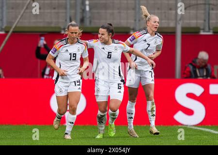 Aachen, Deutschland. April 2024. AACHEN, DEUTSCHLAND - 9. APRIL: Lea Schuller aus Deutschland feiert das zweite Tor der Mannschaft mit Lena Oberdorf und Klara Buhl aus Deutschland während des Qualifikationsspiels der UEFA Frauen EURO 2025 zwischen Deutschland und Island am 9. April 2024 in Aachen. (Foto: Tobias Giesen/BSR Agency) Credit: BSR Agency/Alamy Live News Stockfoto