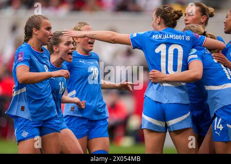 Aachen, Deutschland. April 2024. AACHEN, DEUTSCHLAND - 9. APRIL: Hlin Eiriksdottir aus Island feiert, nachdem sie mit ihren Teamkollegen das erste Tor des Teams beim Qualifikationsspiel zur UEFA Women's EURO 2025 zwischen Deutschland und Island am 9. April 2024 in Aachen erzielt hat. (Foto: Tobias Giesen/BSR Agency) Credit: BSR Agency/Alamy Live News Stockfoto