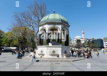 ISTANBUL - 7. APRIL 2024: Touristen besuchen den Deutschen Brunnen in Istanbul, Türkei. Gebaut zum Gedenken an Kaiser Wilhelm II Stockfoto