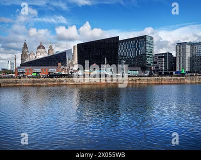 UK, Liverpool, Canning Half Tide Dock und Waterfront Building. Stockfoto