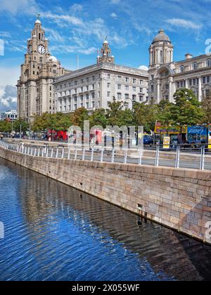 UK, Liverpool, Liverpool Canal Link und The Three Graces. Stockfoto