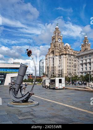 Großbritannien, Liverpool, Telescope Sculpture ( Jeremiah Horrocks Memorial } und Royal Liver Building. Stockfoto