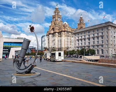 Großbritannien, Liverpool, Telescope Sculpture ( Jeremiah Horrocks Memorial } und Royal Liver Building. Stockfoto