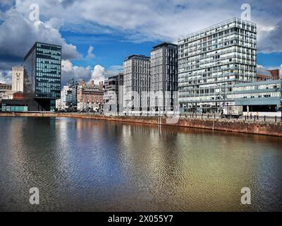 UK, Liverpool, Canning Dock und Waterfront Building. Stockfoto