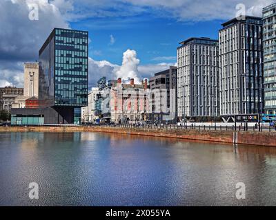 UK, Liverpool, Canning Dock und Waterfront Building. Stockfoto