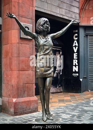 Großbritannien, Liverpool, The Cavern Club und Cilla Black Statue in der Mathew Street. Stockfoto