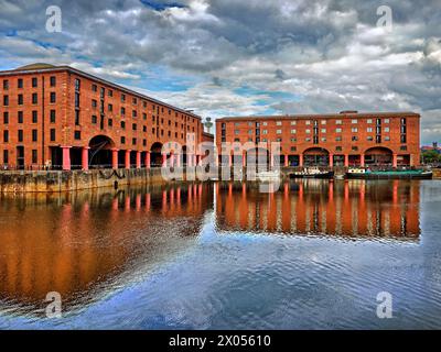 Großbritannien, Liverpool, Royal Albert Dock mit St Johns Beacon, Heimstadion des Hits Radio Liverpool Building in der Ferne. Stockfoto