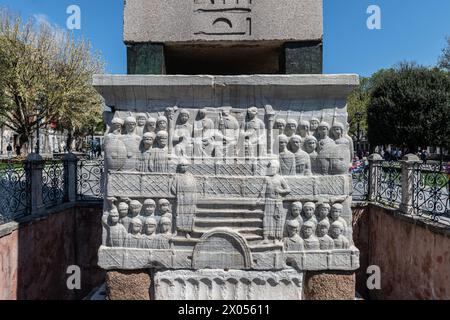 ISTANBUL, TÜRKEI - 7. MAI 2024: Obelisk von Theodosius (ägyptischer Obelisk) die Basis des Obelisken von Thutmose III.; der Kaiser und sein Hof. Stockfoto