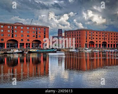 Großbritannien, Liverpool, Royal Albert Dock mit anglikanischer Kathedrale im Hintergrund. Stockfoto